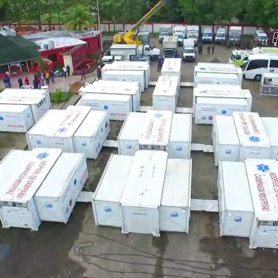 Contenedores médicos de un hospital móvil desplegados en sitio