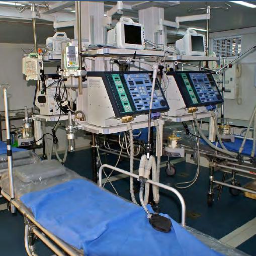 Ventiladores y monitores en unidad de cuidados intensivos