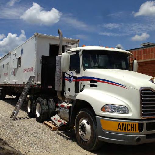 Camión transportando un contenedor del hospital móvil