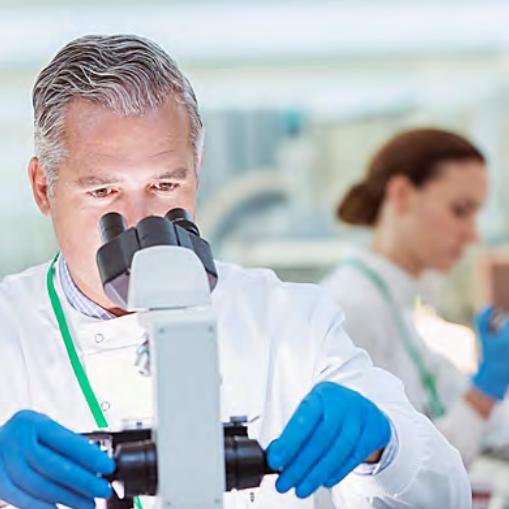 Especialista trabajando con un microscopio de laboratorio