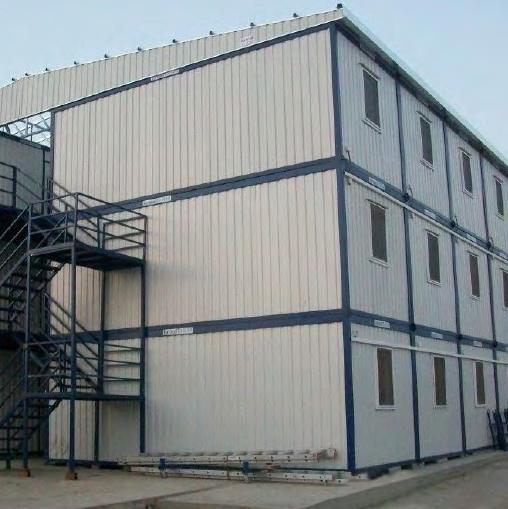Edificio modular de tres pisos con escalera exterior